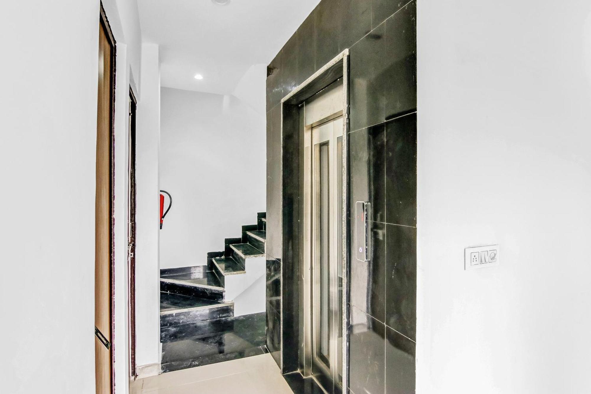 Hotel Flagship Secret Mirage Near Rithala Metro Station 4*